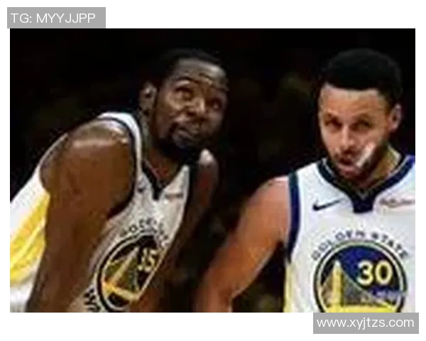 足球明星意外捡起手机引发热议网友纷纷猜测背后故事 足球明星意外捡起手机引发热议网友纷纷猜测背后故事